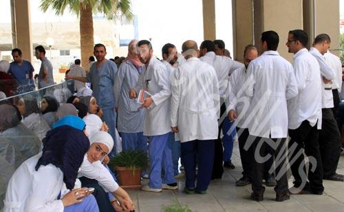 ممرضو مستشفى الجامعة يضربون عن العمل ( صور وفيديو )
